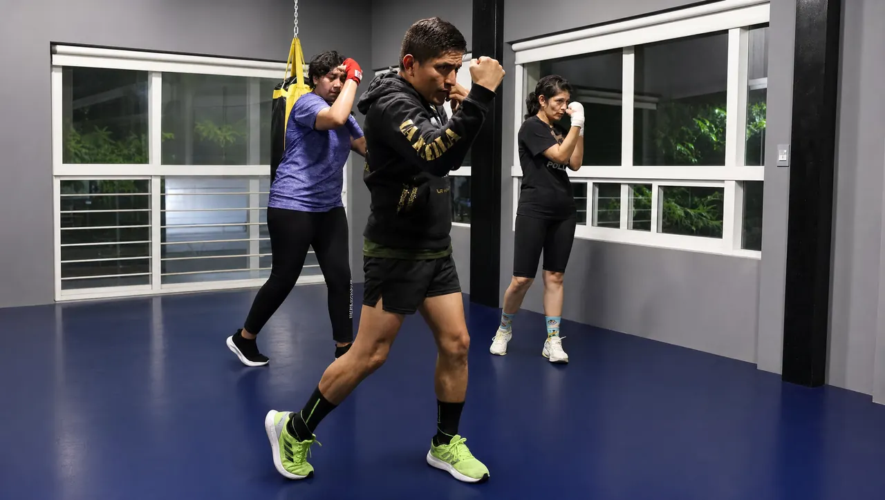 Alumnos lanzando golpes con guantes en la clase de cardio box