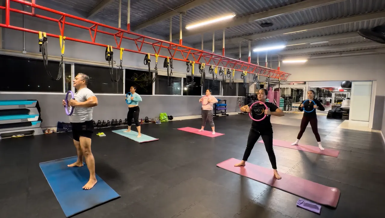 Clase de pilates con aros y tapetes en el gimnasio de Acuática Master Center