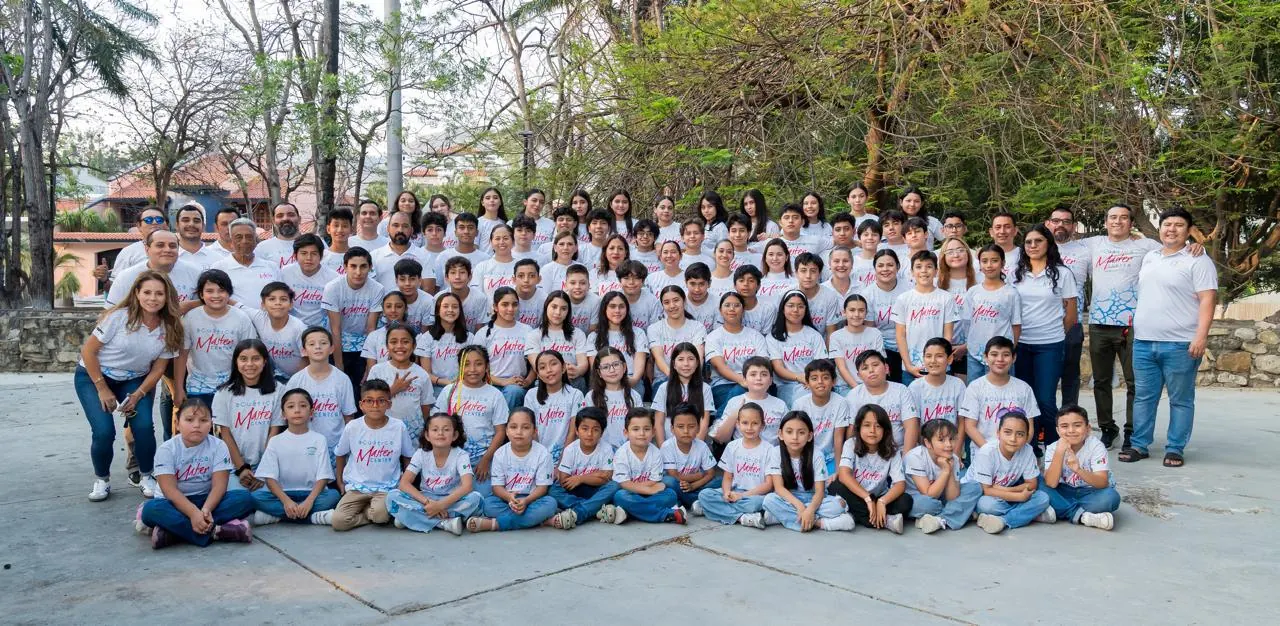 Foto de grupo del club: decenas de nadadores y su equipo con la playera de Acuática Master Center